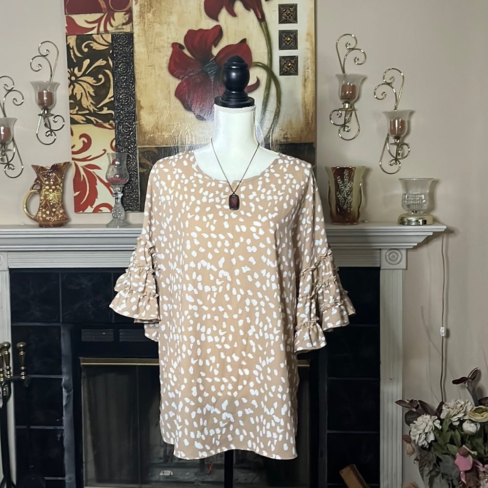 Hailey & Co 1X beige blouse